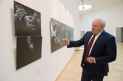 Губернатор Хакасии Виктор Зимин на выставке "Люди Угля"